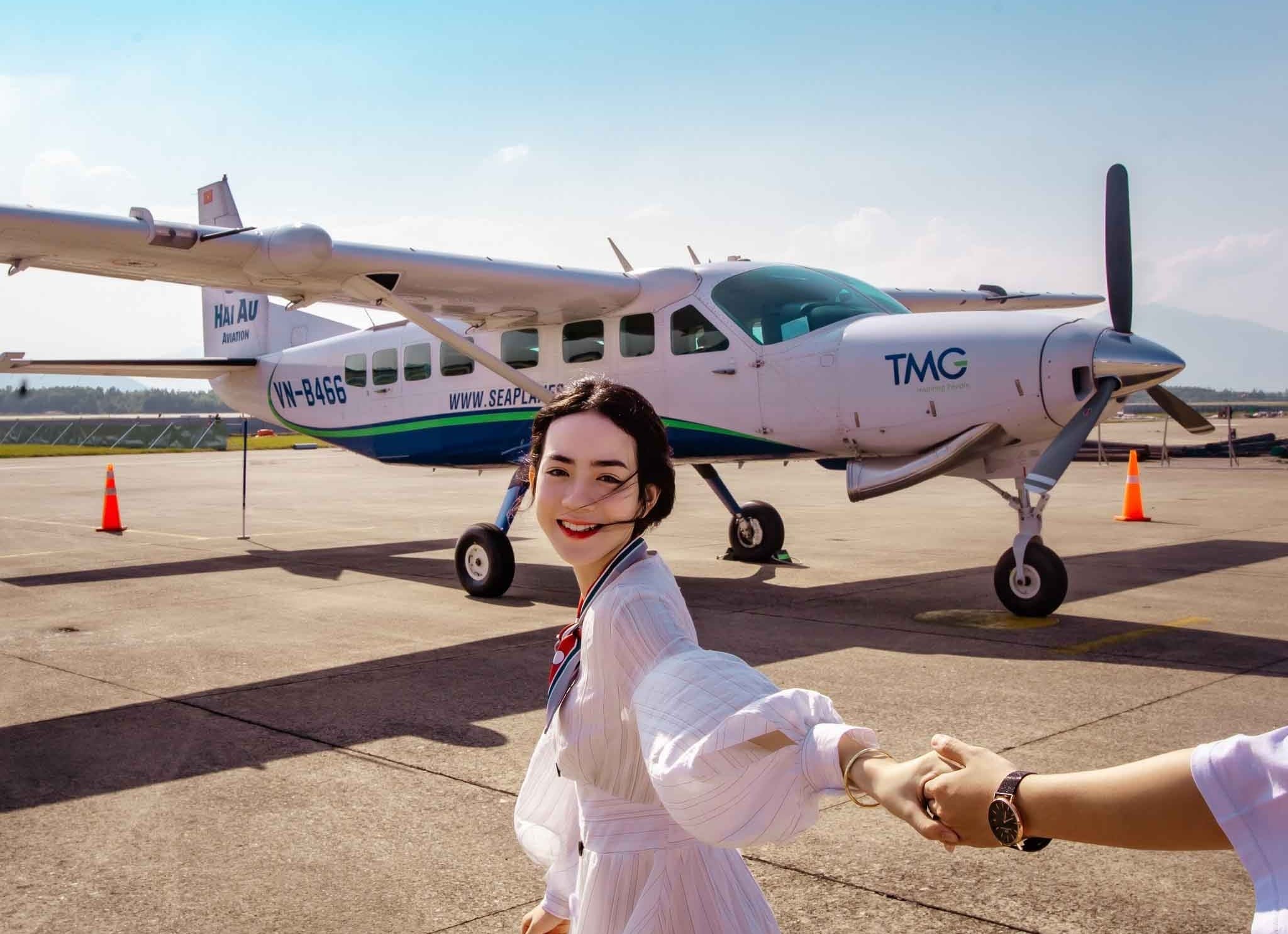  Trải nghiệm bay ngắm cảnh mang đến góc nhìn độc đáo, giúp du khách cảm nhận rõ hơn quy mô rộng lớn và vẻ đẹp ngoạn mục của Vịnh Hạ Long. 