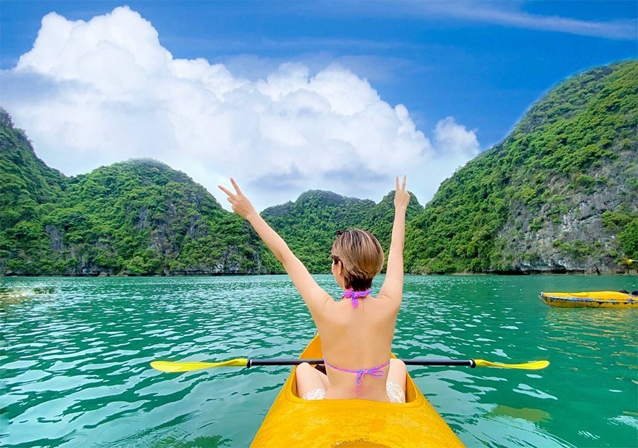  Giữa không gian biển trời yên bình, hành trình kayak tại Vịnh Hạ Long mang đến trải nghiệm khám phá thiên nhiên đầy thú vị và đáng nhớ. 