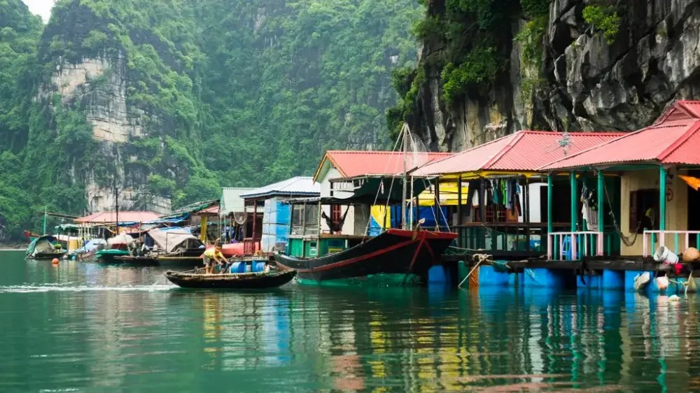  Khi chèo kayak quanh các khu vực làng chài, du khách cần giữ khoảng cách phù hợp và tôn trọng không gian sinh hoạt của người dân. 