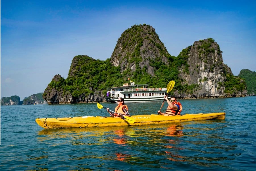  Chèo kayak trên làn nước xanh ngọc của Vịnh Hạ Long mang đến cơ hội khám phá những đảo đá vôi kỳ thú ở khoảng cách thật gần. 