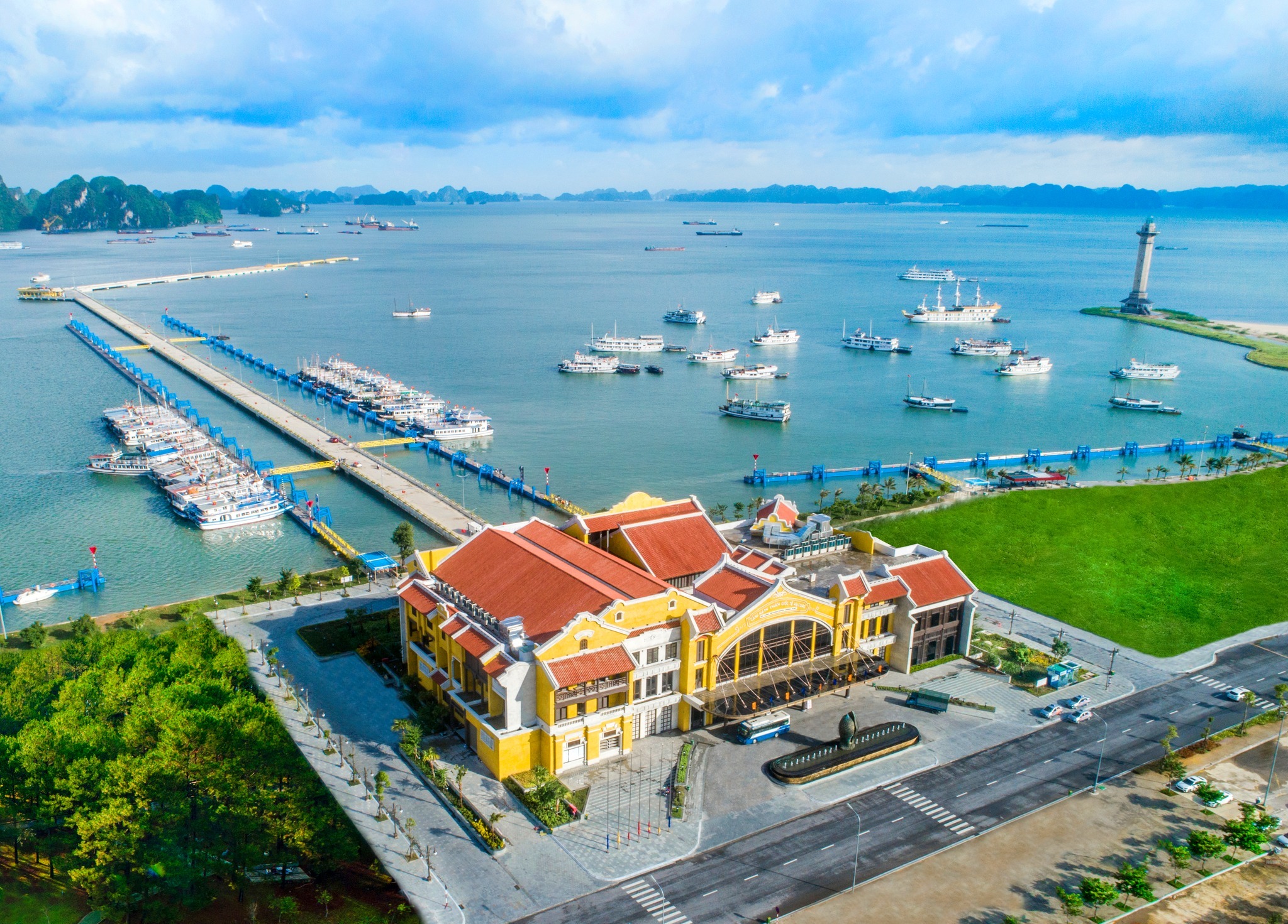  Cảng tàu khách quốc tế Hạ Long do Sun Group đầu tư xây dựng là cảng tàu du lịch chuyên biệt đầu tiên tại Việt Nam. 