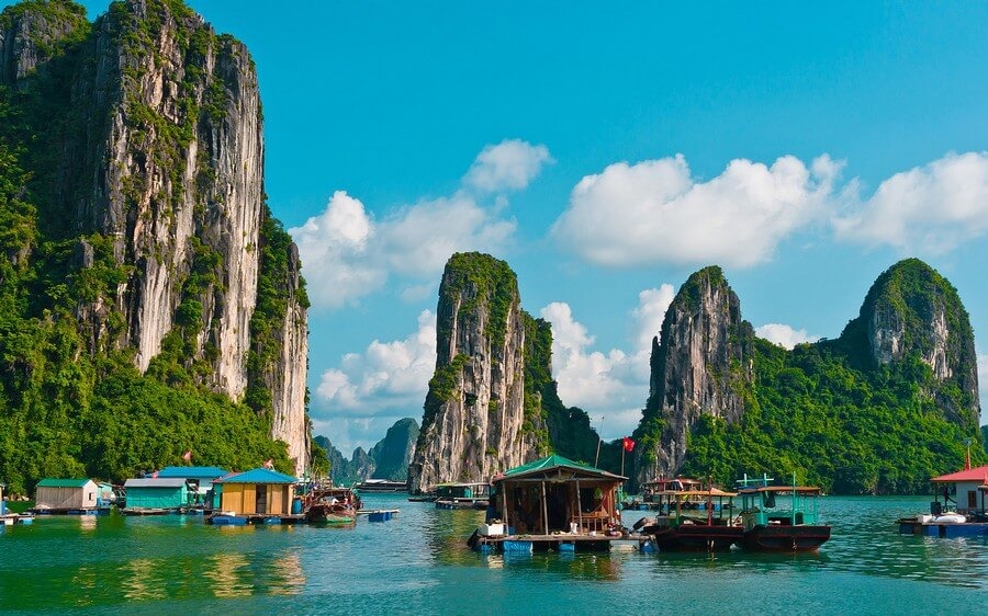 Vịnh Hạ Long mỗi mùa mang một vẻ riêng, nắng xanh rực rỡ mùa hè đến bầu trời trong trẻo của những ngày thu – đông. 