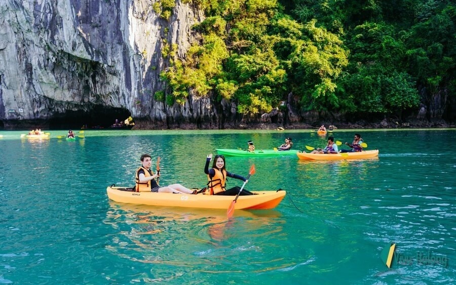  Chèo kayak trên Vịnh Hạ Long mang đến cho du khách cơ hội len lỏi qua những hang đá kỳ thú, khám phá vẻ đẹp hoang sơ của các đảo đá vôi. 