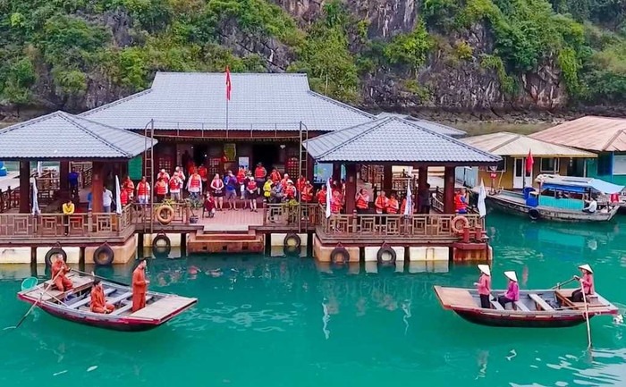  Trung tâm Văn hóa nổi Cửa Vạn cũng là một trong những điểm dừng chân thú vị khi tham quan vịnh Hạ Long. 