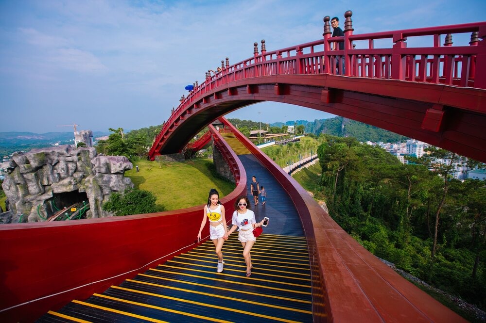  Khu vực đồi Ba Đèo nằm trong tổ hợp Sun World Ha Long đem lại nhiều trải nghiệm thú vị cho du khách. 
