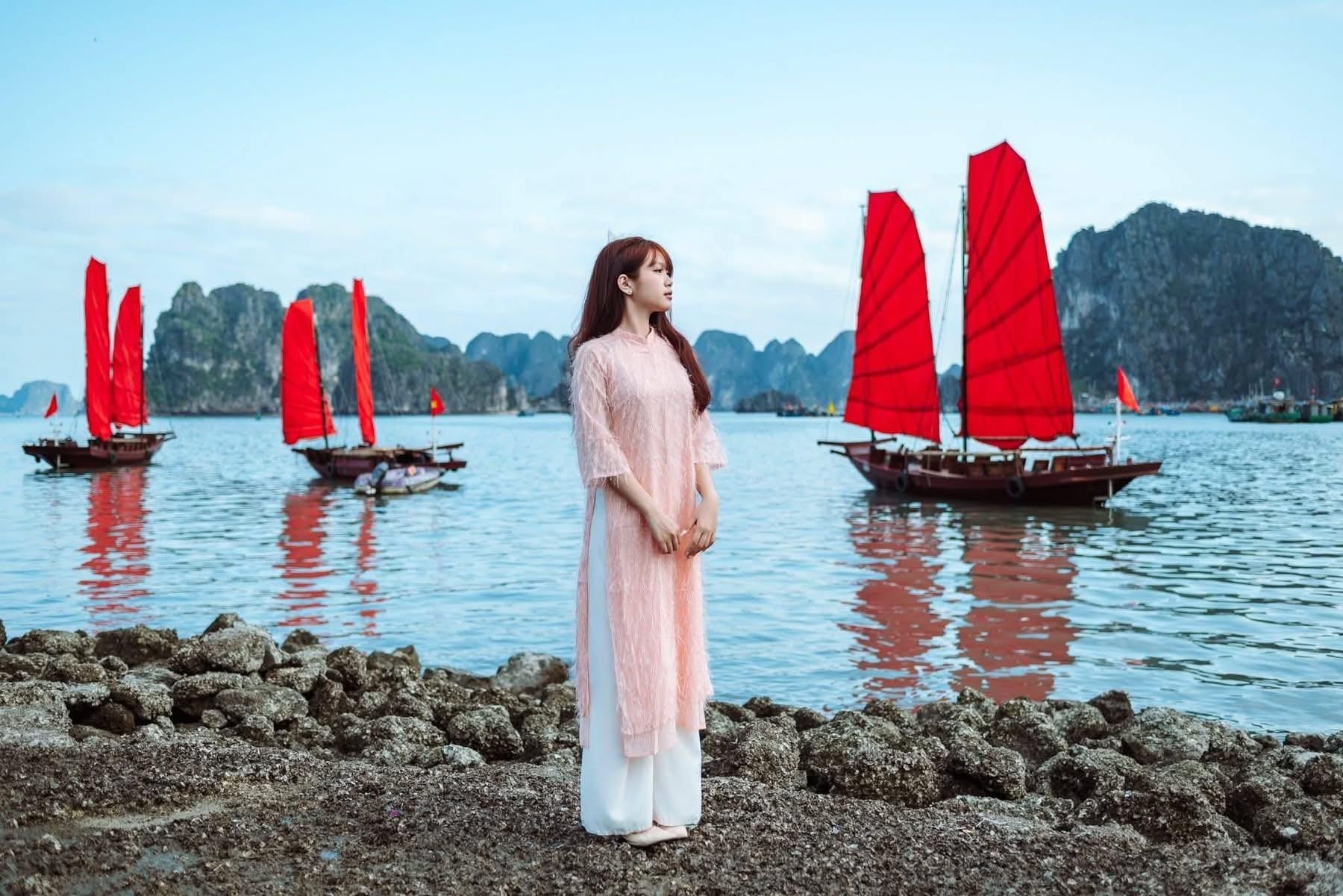 Làng nghề đóng tàu gỗ Cẩm Thủy là nơi sản xuất những những con thuyền ba vách – biểu tượng một thời của vịnh Hạ Long.