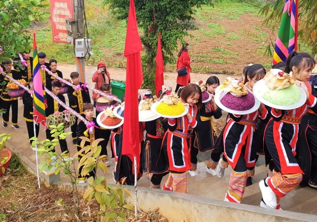  Lễ rước bài vị cùng các vật phẩm dâng lễ là phần quan trọng, mở đầu lễ hội của dân tộc Dao Thanh Y Quảng Ninh. 
