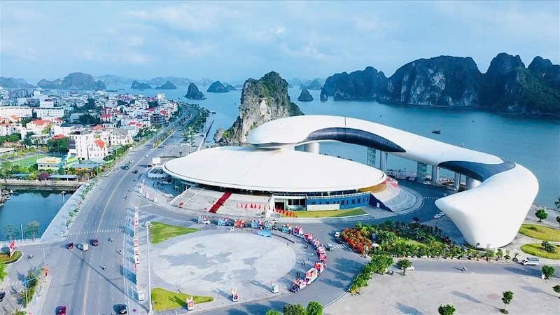  Khu vực quảng trường trước Cung Quy hoạch, Hội chợ và Triển lãm tỉnh Quảng Ninh và Bảo tàng Quảng Ninh là điểm check-in nổi. 