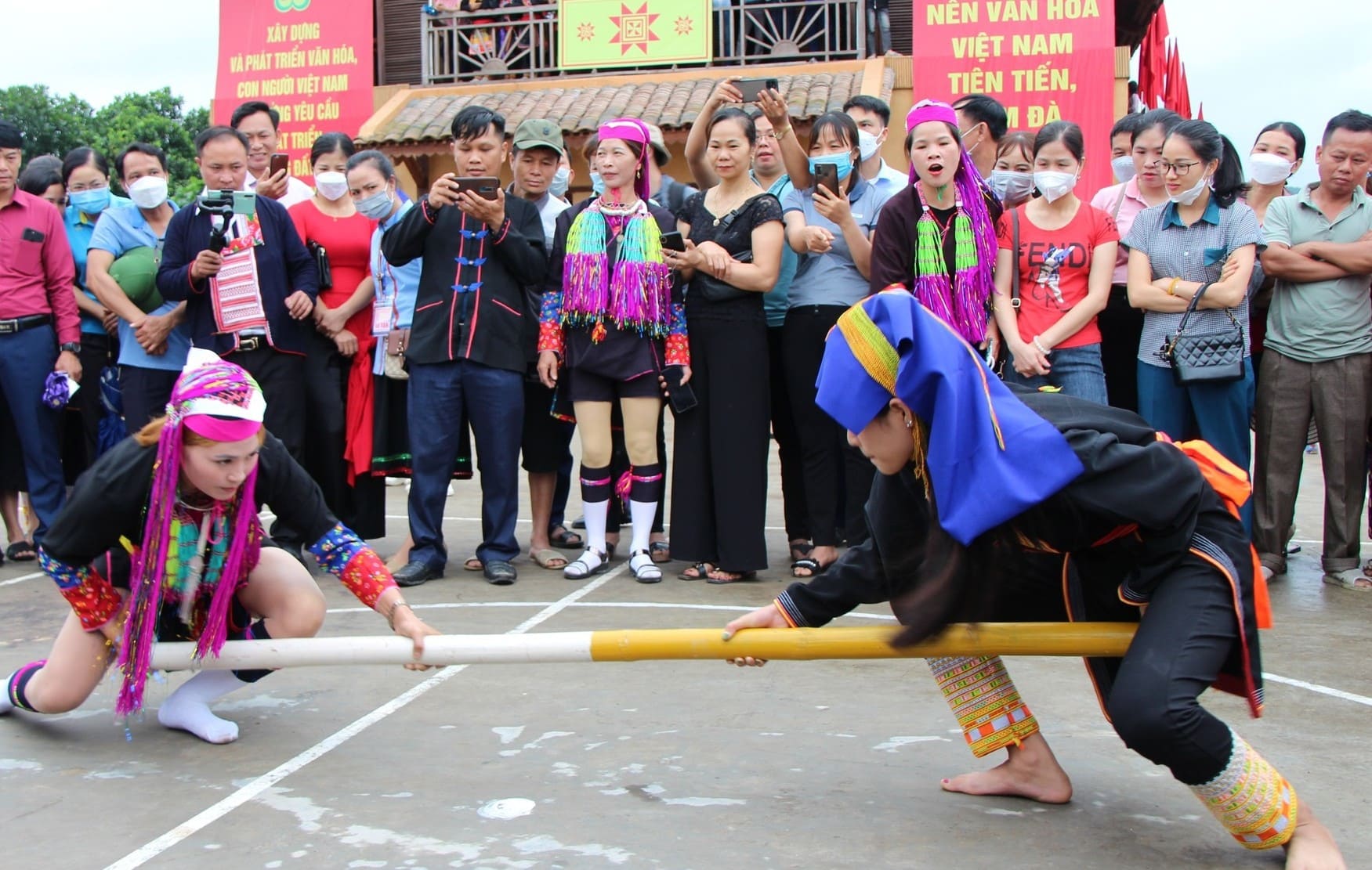  Dự lễ hội của người dân tộc Dao Thanh Y, du khách có cơ hội tham gia vào các hoạt động văn hóa văn nghệ, trải nghiệm các trò chơi dân gian. 