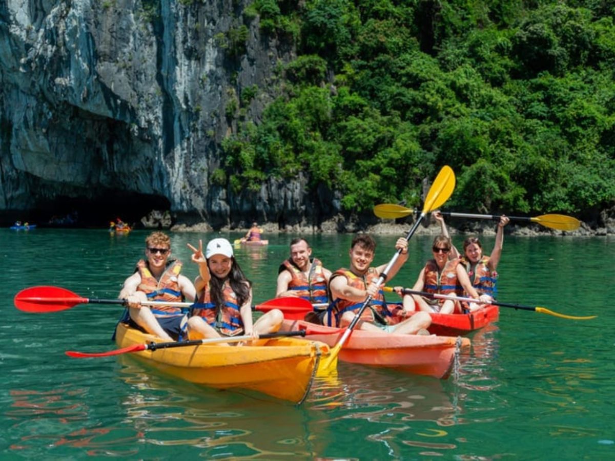 Hành trình đảo Bồ Hòn kết hợp leo hang chèo kayak và ngắm vịnh từ trên cao. 