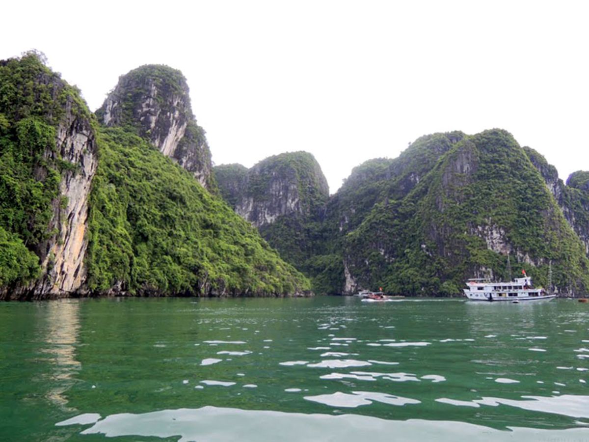 Đảo Bồ Hòn nằm ở trung tâm Vịnh Hạ Long và là điểm dừng quan trọng trong nhiều tuyến tham quan.