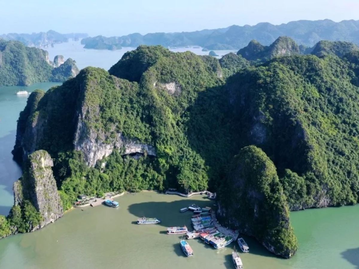 Cảnh quan đảo Bồ Hòn có núi đá vôi mặt nước xanh và nhiều vòm hang đặc trưng.