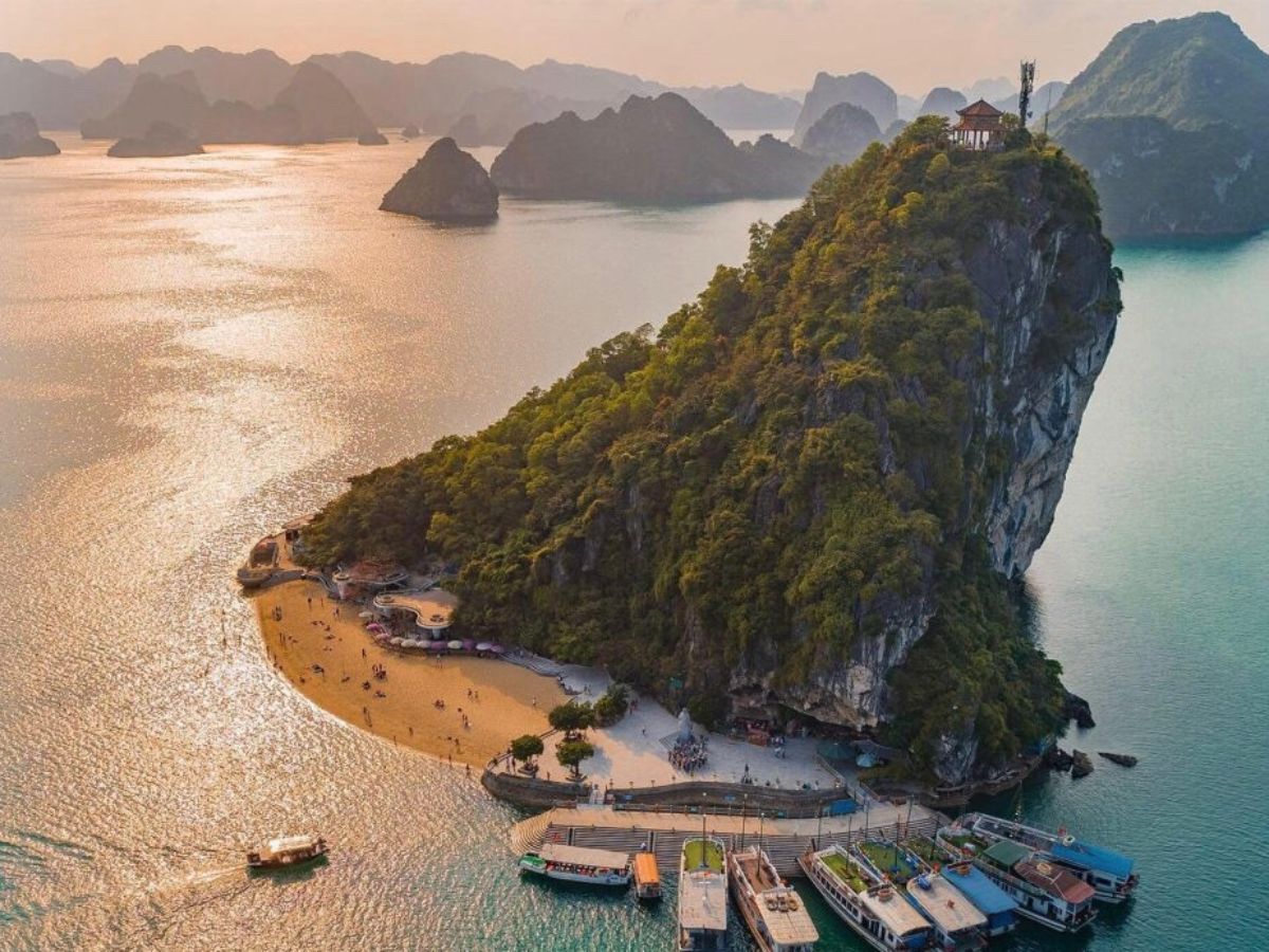 Đảo Titop là điểm dừng nổi tiếng với bãi tắm đẹp và đỉnh núi ngắm toàn cảnh vịnh. 
