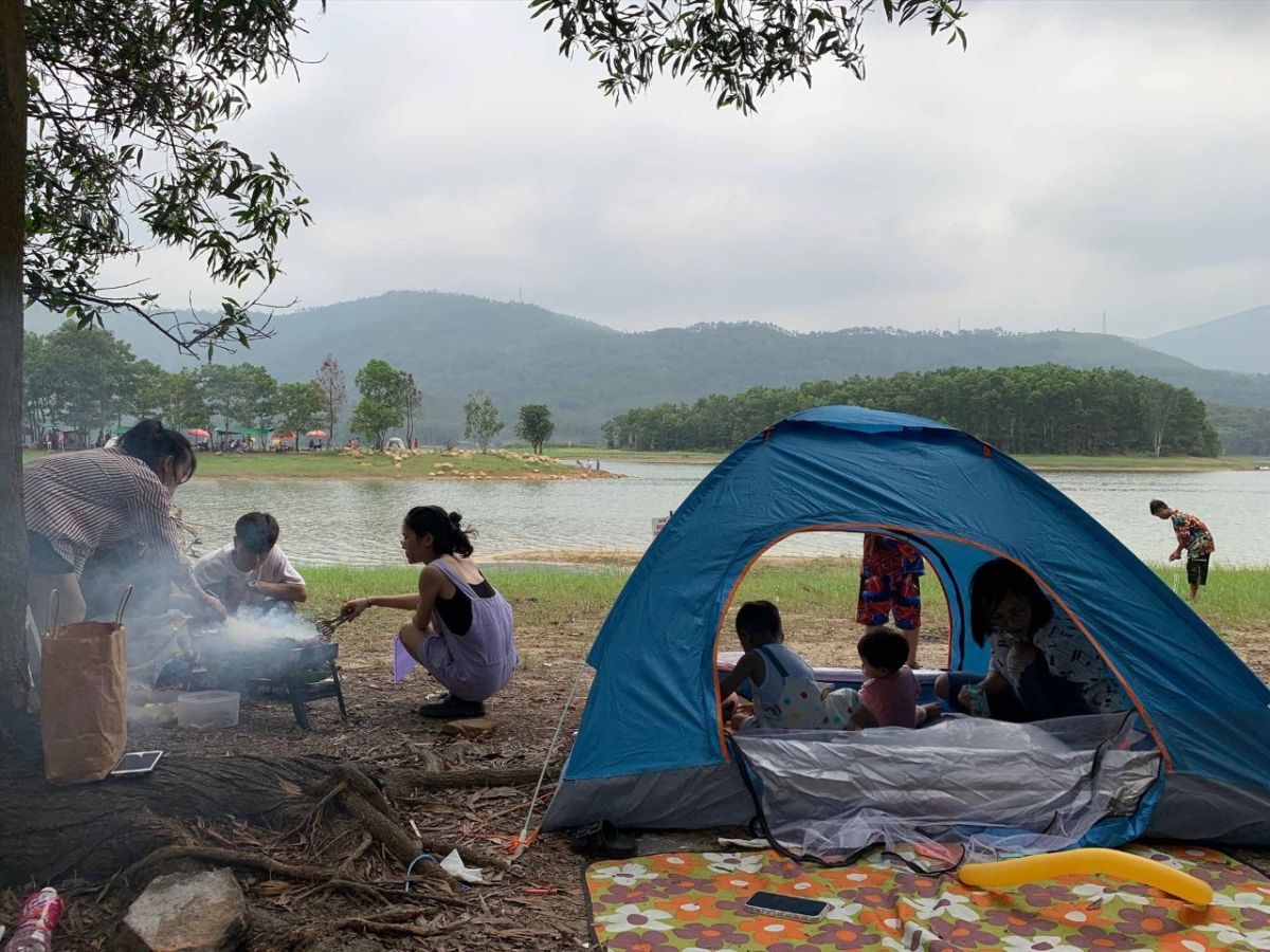 Không gian yên tĩnh gió mát và cảnh quan xanh mướt phù hợp cho buổi picnic thư giãn.