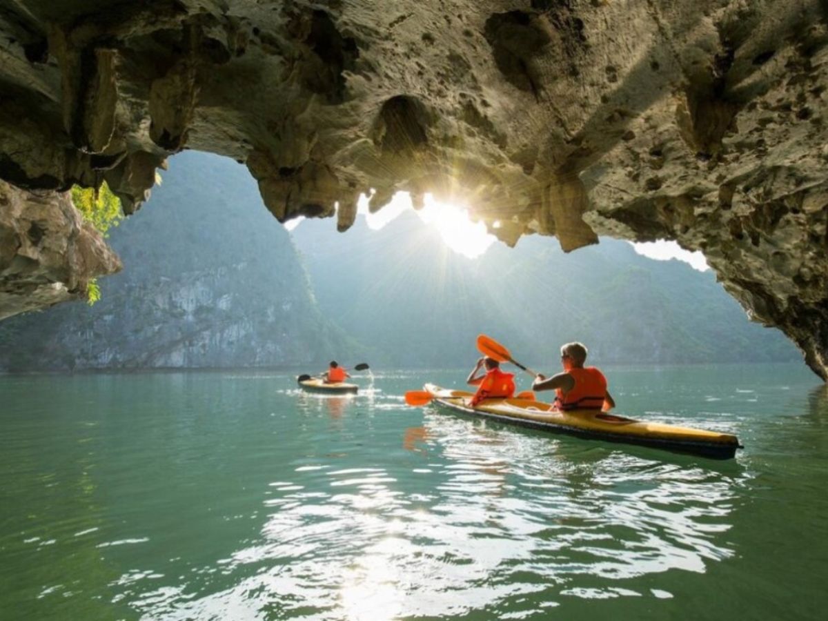 Chèo kayak tại hồ Ba Hầm mang lại trải nghiệm len qua hầm đá và mở ra không gian rộng.