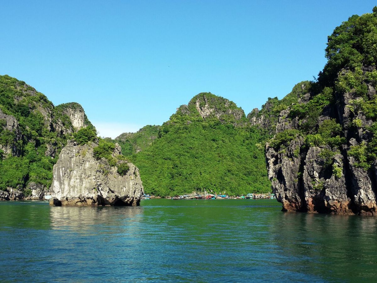 Hồ Ba Hầm là điểm tham quan nằm trên đảo Đầu Bê thuộc khu vực phía nam Vịnh Hạ Long. 