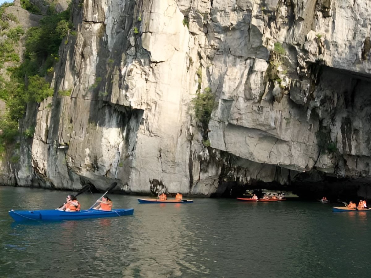 Hang thứ nhất khá hẹp khi thủy triều lên cao chỉ thuyền nhỏ hoặc kayak mới luồn qua. 