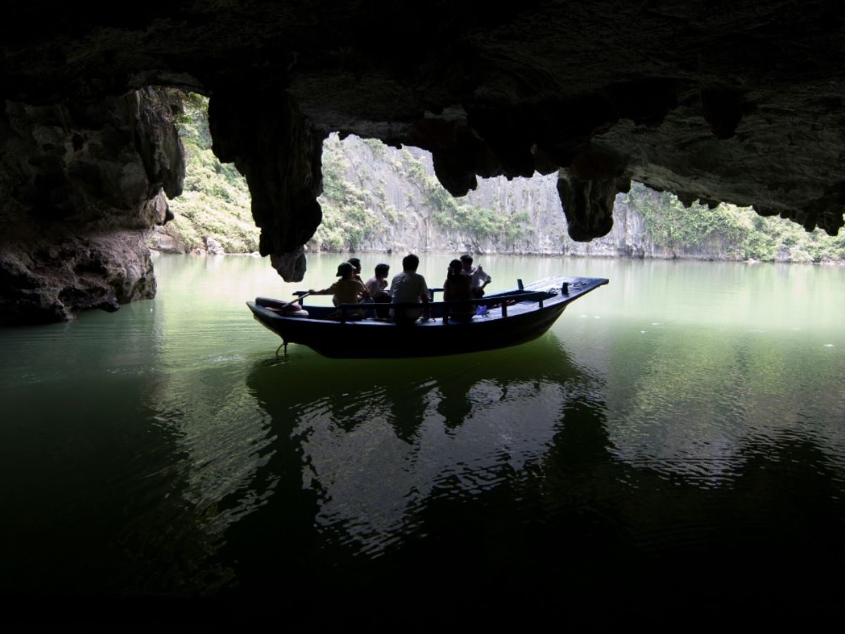 Hang thứ hai mở rộng hơn nhưng uốn lượn và ánh sáng tự nhiên lọt vào không nhiều. 