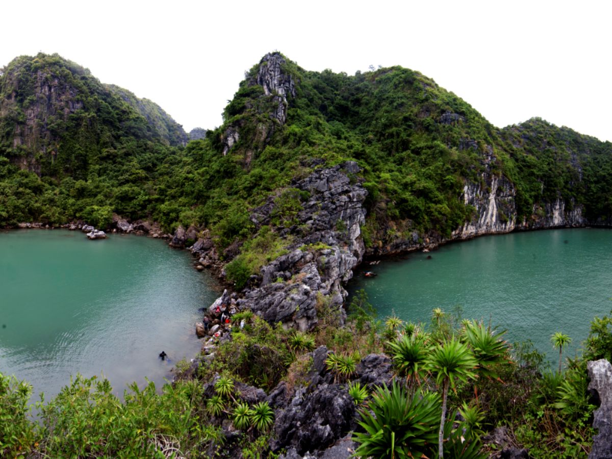Ba hang nối tiếp nhau tạo thành hệ thống thông hồ khép kín giữa biển trời Vịnh Hạ Long. 