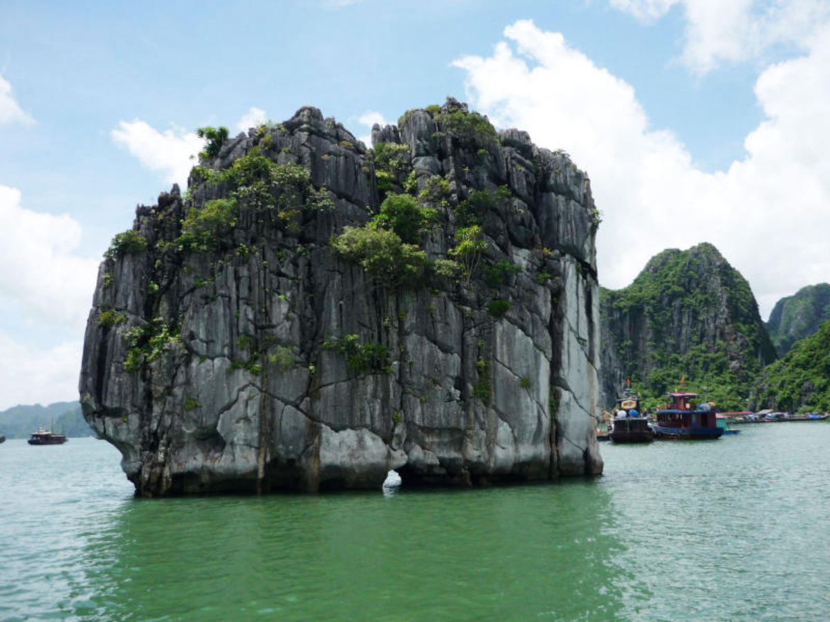 Hòn Đỉnh Hương còn gọi là Hòn Lư Hương nằm gần Hòn Chó Đá trên tuyến tham quan phổ biến.