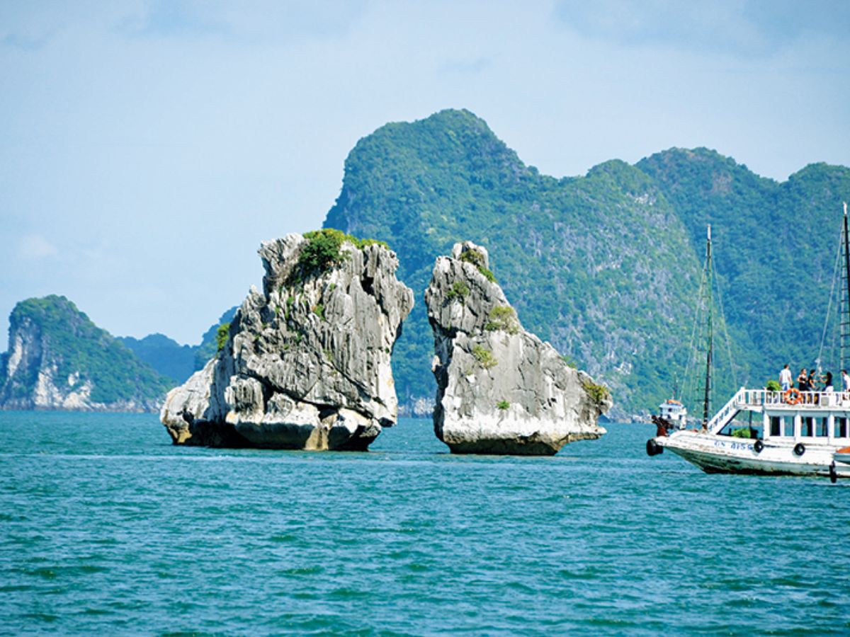 Hai khối đá của Hòn Gà Chọi đứng gần nhau tạo cảm giác như hai chú gà đang so tài. 