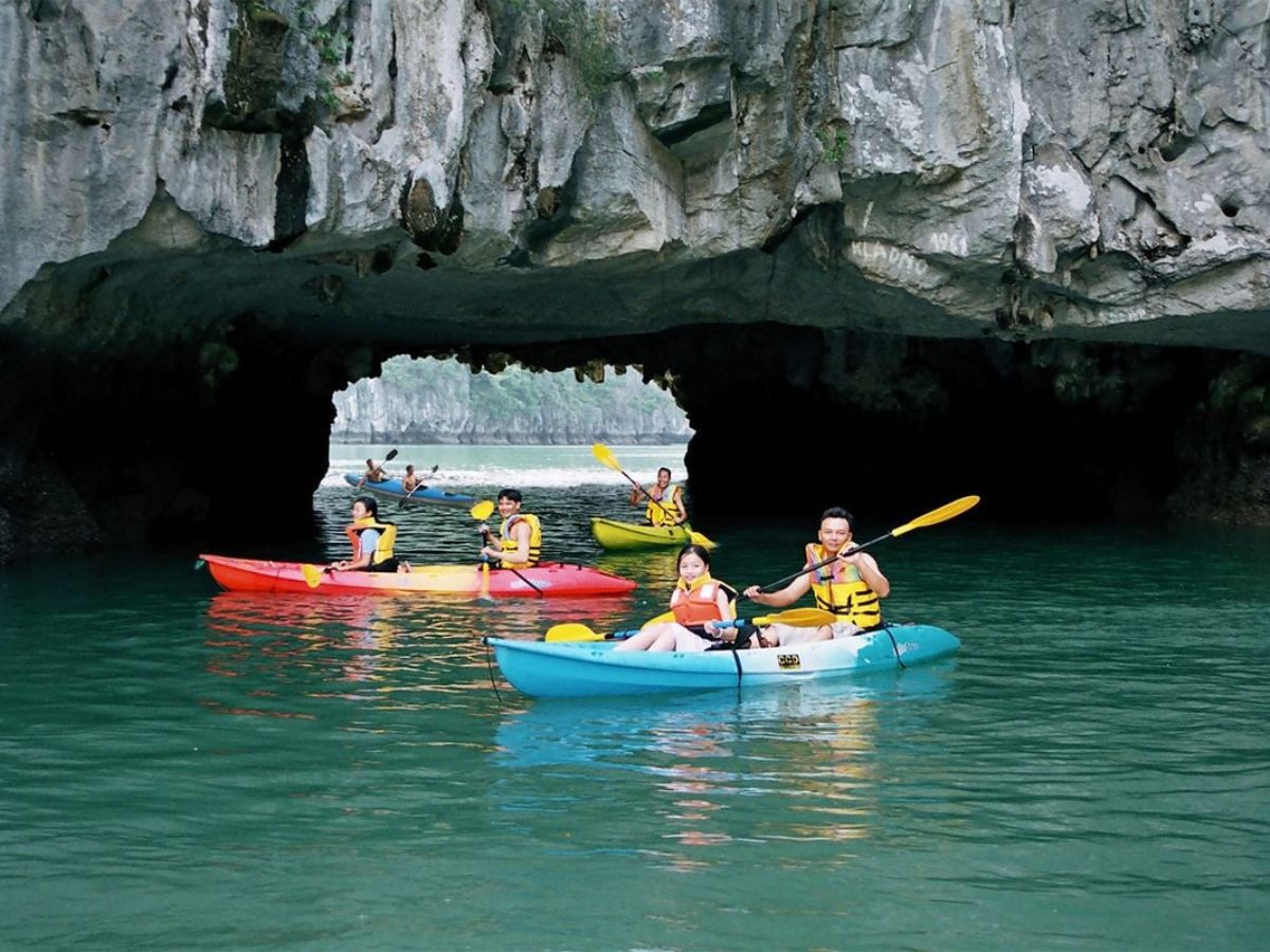 Hang nước nằm sát mực nước biển cửa hang thấp và thường phải di chuyển bằng đò nan hoặc kayak. 