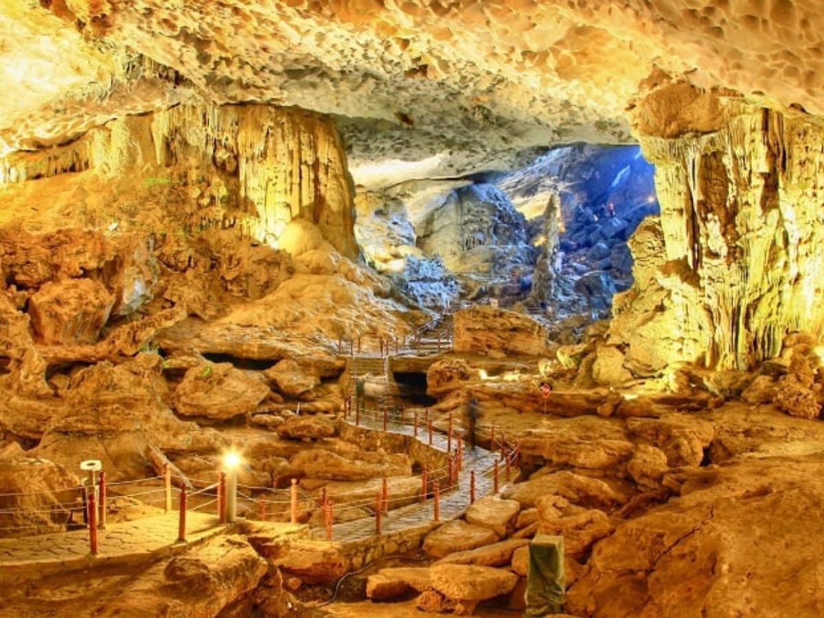 Hang khô là những hang nằm cao trên sườn núi không bị ngập nước và phải leo bậc đá để vào tham quan. 