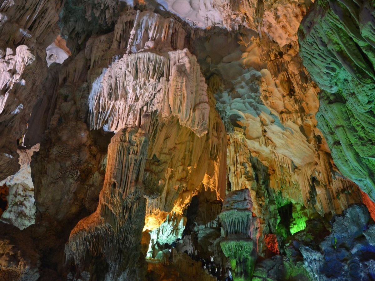 Hang Đầu Gỗ gắn liền với câu chuyện lịch sử về chiến thắng Bạch Đằng thời Trần. 